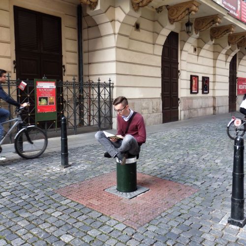 boredpanda:    I’m Showing People They Can Read Books Anywhere And Anytime  