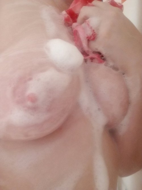 xxx-muffin-xxx:Cheeky wet and soapy shower pic for you ;)