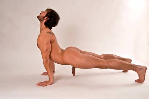 frenchrococolovesporn:  It’s good to stretch before the orgy  