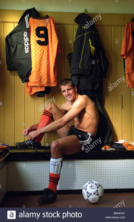 nylonshortsen:Steve Bull in shiny Adidas shorts!
