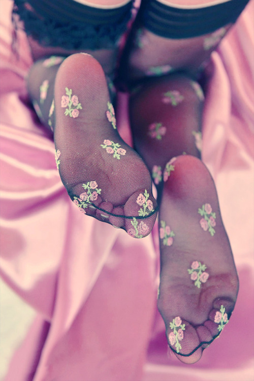 discreetdreams: Flower feet of the day :)