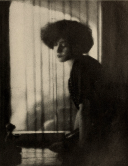 ein-bleistift-und-radiergummi:  Study of Alla Nazimova by Arthur Rice, ca.1921.