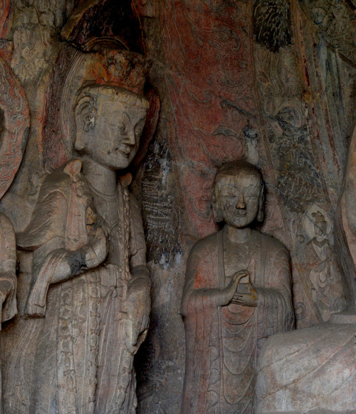 Binyangzhongdong or the Middle Binyang Cave, is carved in the Datang style on the west hill, on the 