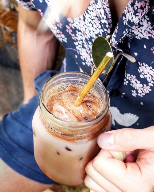 Cold cocoa 🤘🏻 with raw almond milk, raw cocoa powder, a pinch of cinnamon and sea salt. 💕I used zero-cal sweetener for sweetening but honey is a perfect fit as well. This beverage is a beautiful alternative to regular iced coffee. The delicious...