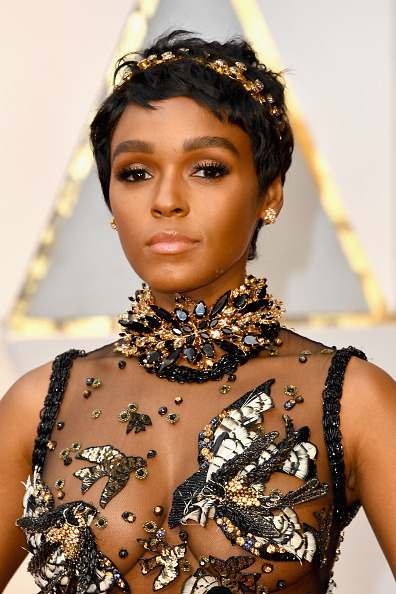 sauvamente: amuzed1: HOLLYWOOD, CA - FEBRUARY 26:  Singer/actor Janelle Monae attends