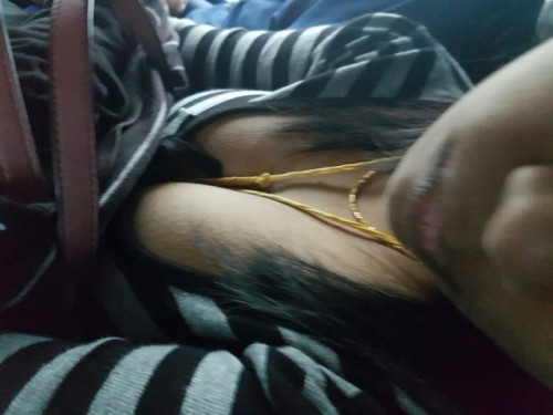 tamilsaraku: Tamil ponnu sleeping in bus with showing the cleavage