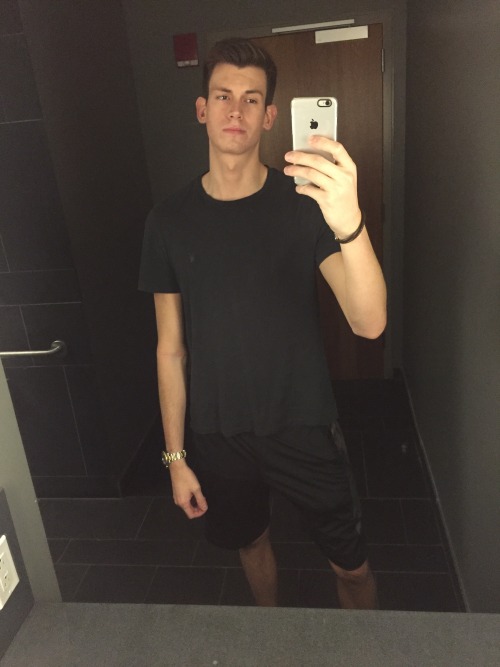 passionatelovehurst:  Sweating my ass off in this heat :/