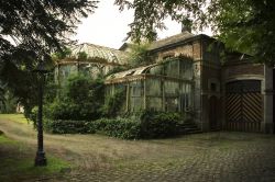 steampunktendencies:  Chateau R., Greenhouse