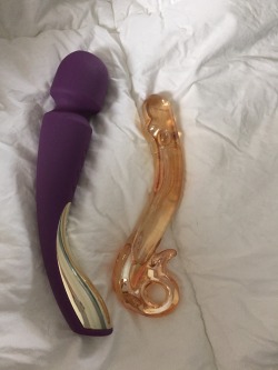 dirtyberd:  Sometimes it’s a group effort 💕 Lelo Smartwand + Icicles No 35 