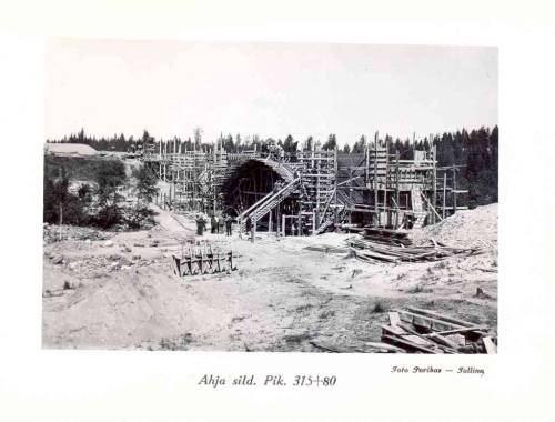 Construction of the Ahja Bridge on the Tartu-Petseri railway line (Estonia, 1930).