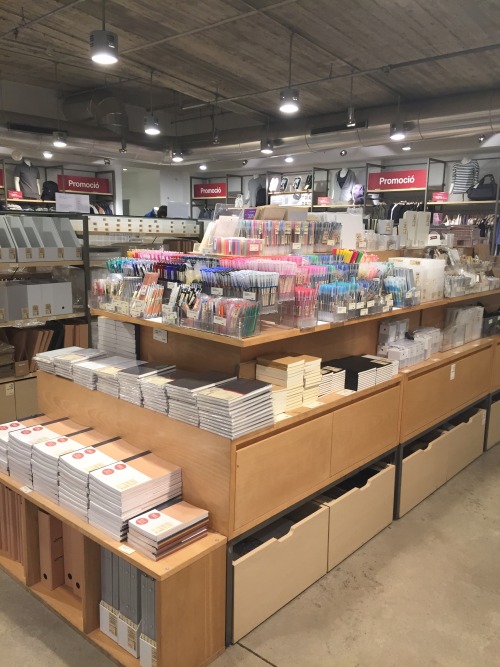 flaheistudies: Went to the cutest MUJI store ever! Too bad I don’t start uni until late Septem