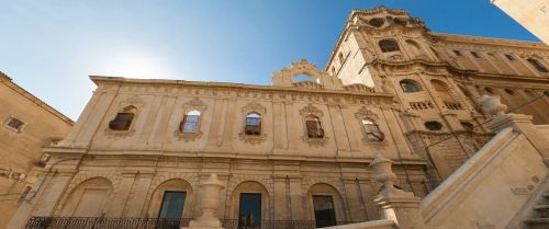 ferribotti:  Noto - Chiesa Santissimo SalvatoreUn complesso scenografico con Chiesa, monastero e seminario. La chiesa è un esempio del passaggio del tardo barocco siciliano che qui a noto fiorisce in nuovo neoclassicismo perdendo le immagini floreali,