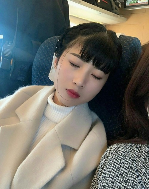 qieuywieoeueu: 小学妹说，用力射给我吧，射我脸上