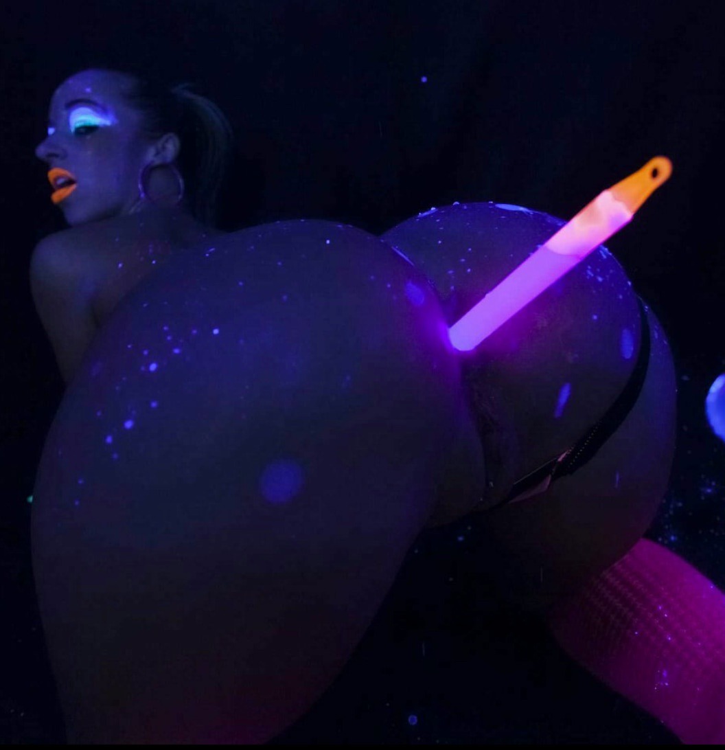 mr-bootyologist:  Some glow in the dark fun with jada.