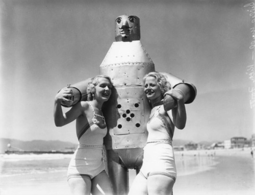 yesterdaysprint:Venice Beach, California, ca. 1930 So hot. No…not the women…that fucking metal suit in the hot California sun. 