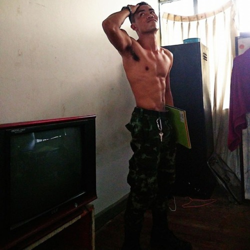klgayslutb: chill-lah-bro: Army boy with his powerful thick shortgun !! Nice tool