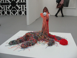 Tom Friedman.â Yarn Dog.â 2006.