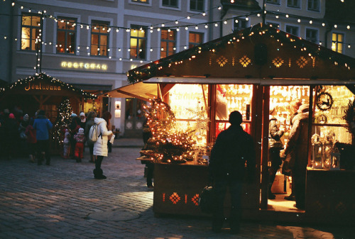 eeriewinterchills:Christmas in Tallin by octopfurry on Flickr.