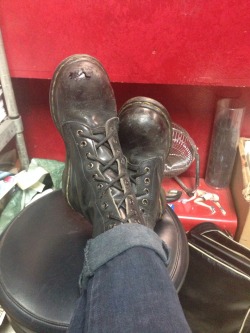 deadgirlsdontsayno13:  Poor boots need to