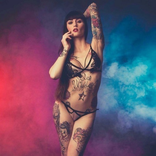 tattoogirls66:  love this tattooed beautys - http://tattoogirls66.tumblr.com here