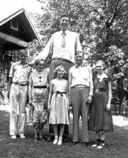 funfactsfotos:  Robert Wadlow, the world’s tallest man in history, with his parents &amp; siblings in Alton, Illinois, 1935 (8’11” tall)   Looks like his cock is rest on the girls head