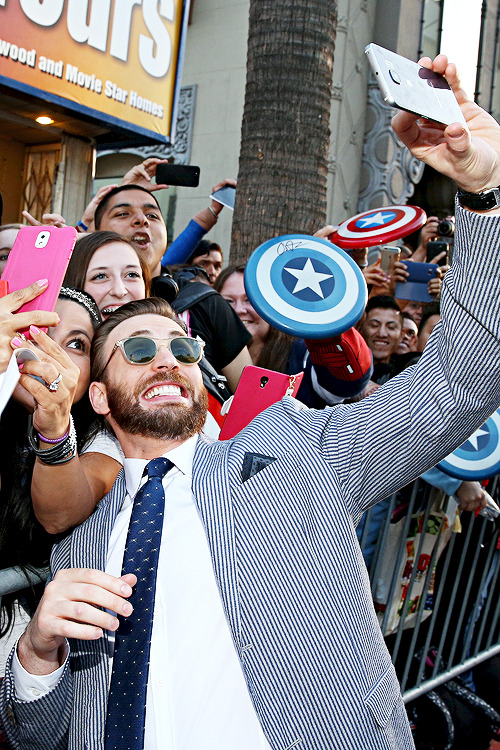 Háááát! :D Chris Evans és a Samsung :D‘Avengers: Age Of Ultron’ at Dolby