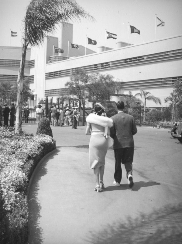 losangelespast:  A stylish couple arrives for a day at the races at Hollywood Park,