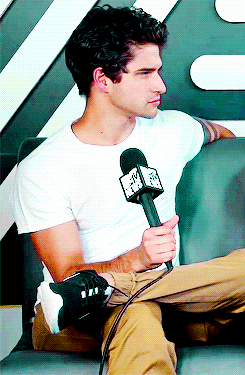 hansolos:  tyler posey imitating how dylan o’brien dances 