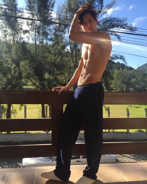 🐧 You Must Be Gay+ To View This Blog*