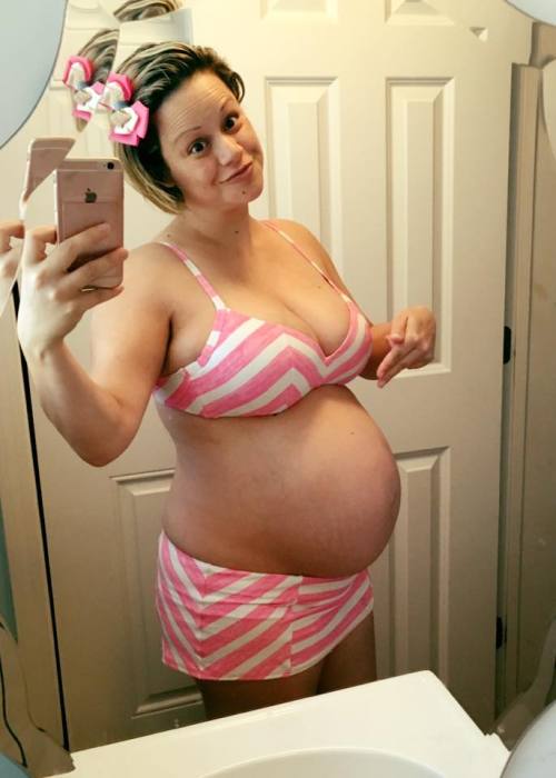 redd604:  johnathansmythe:  She was fertile, now she’s just swelling.   Gorgeous