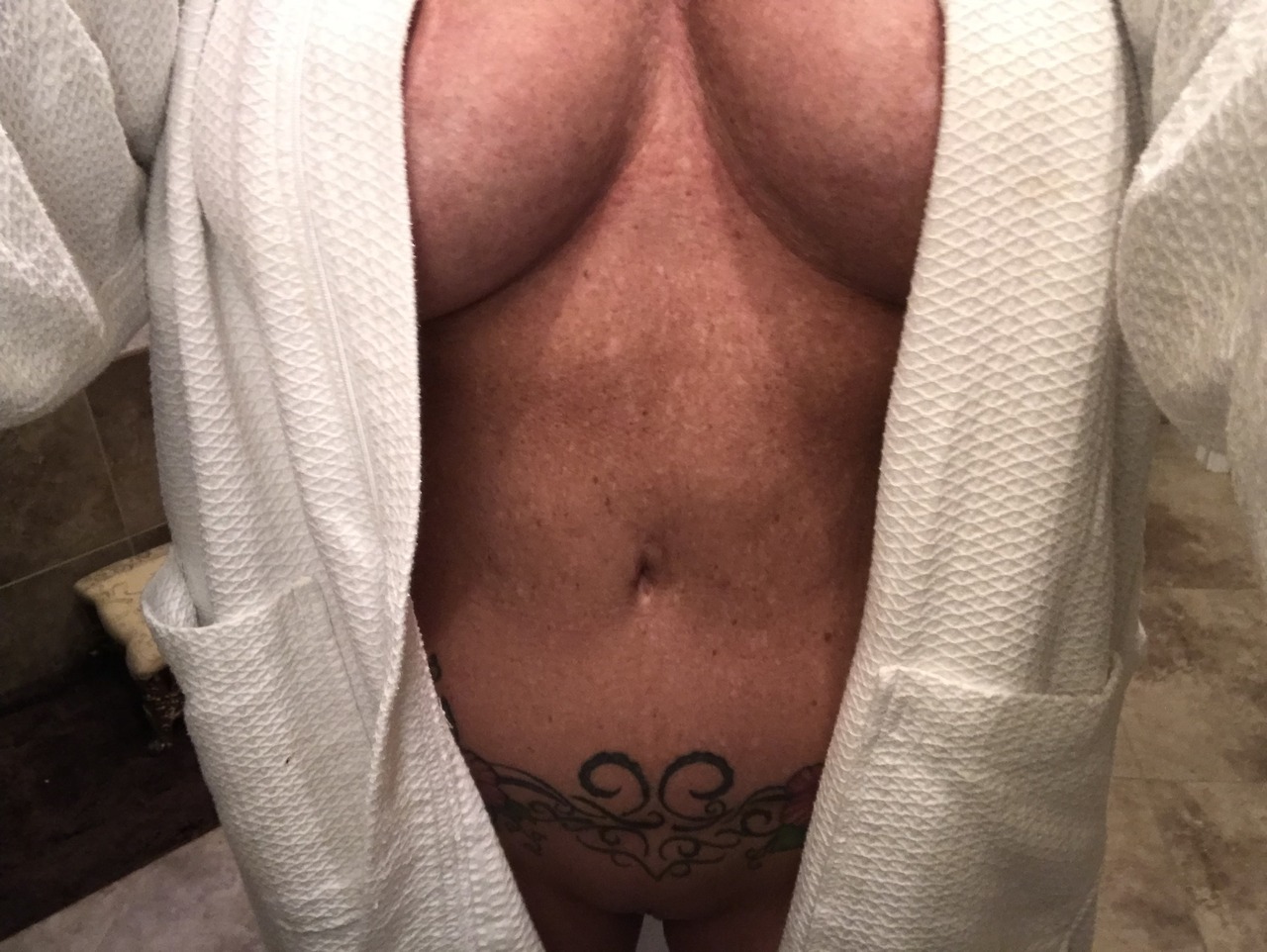 chas-n-naked:  Wifey sent this pic to me while I’m freezing my ass off in a deer