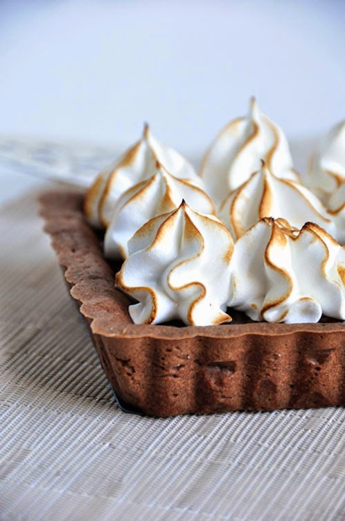 roldam:(via Sweet Boake | Baking Blog : Chocolate Caramel Hazelnut Tart with Toasted Meringue)  via 