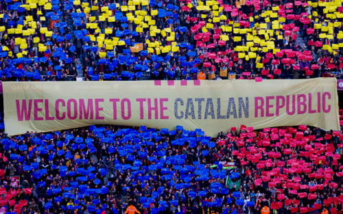 sashapique:FC Barcelona’s supporters hold a gigant pro-independence banner during the spanish footba