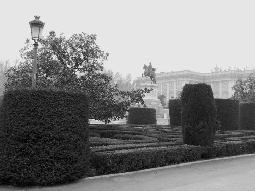 Plaza de oriente con estatua ecuestre de Felipe IV, palacio real detrás, Madrid, 2016.