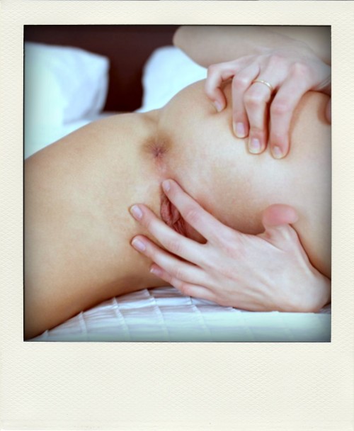 Porn polaroidstyleporn:  Girls who love to play photos