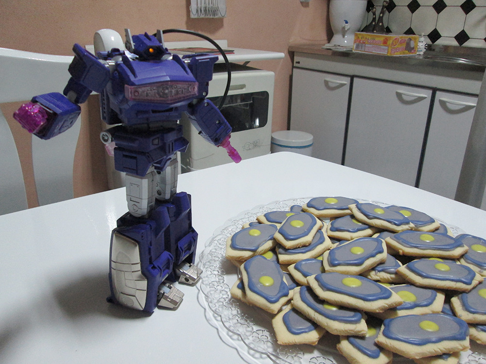 autobrobot:  So, hm…….. I tried to make cookies that resemble Shocks’ face,