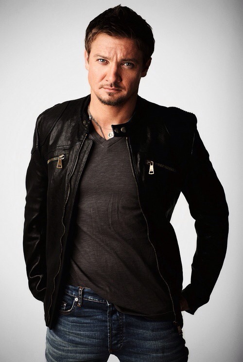 Hubbahubba!!! Love this Renner pic.