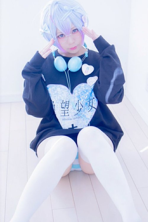 fuckyeahmenhera:  Desperate Girl (that’s what the sweater says) 