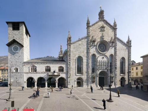 italian-landscapes:  Duomo di Como, Lombardia (Como Cathedral, Lombardy), Italy (1396-1770 AD) Google Maps