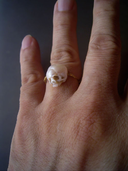 johnconstantinesdick:coolthingoftheday:Japanese artist Shinji Nakaba carves pearls into skull-shaped
