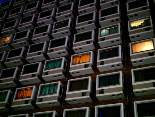 trefoiled:Capsule hotel, Tokyo. Masahire Yochimi.