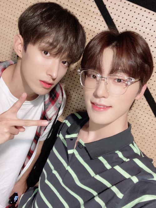 200711 Dino’s Weverse UpdatePicture* with DK!!⭐️*DN wrote 찰칵 which is the sound of a shutter clicktr