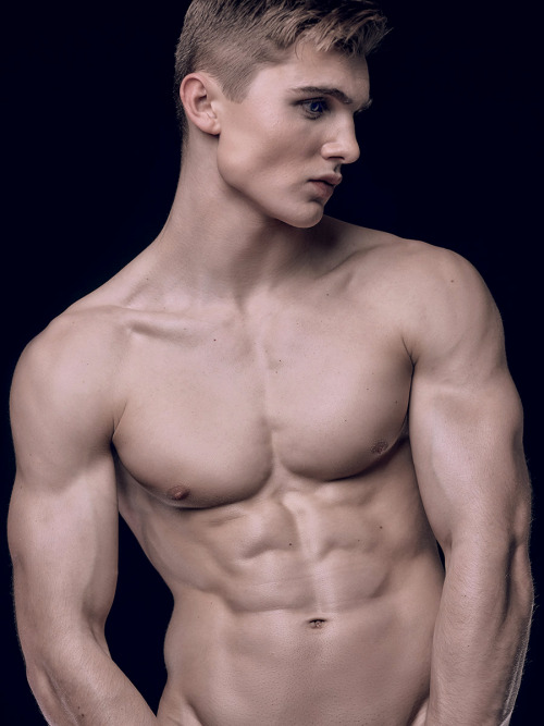 thebeautyofmalebodies:   freddie pearson    