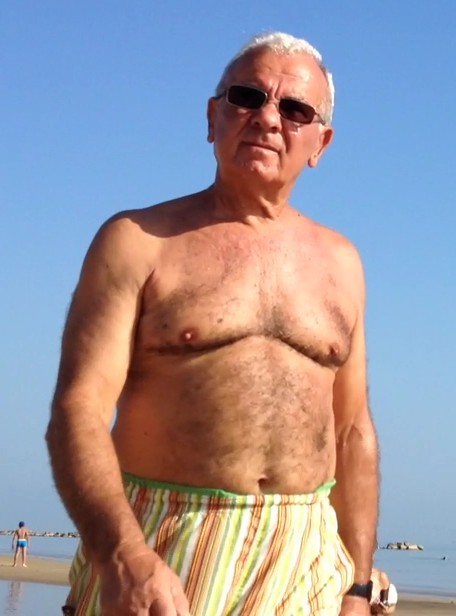 kosmosuniverse:  Handsome, sexy and a nice bulge