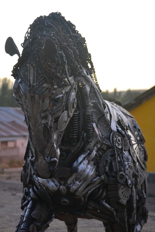 steampunktendencies:Mercury, a scrap metal horse by turkish artist cem özkan