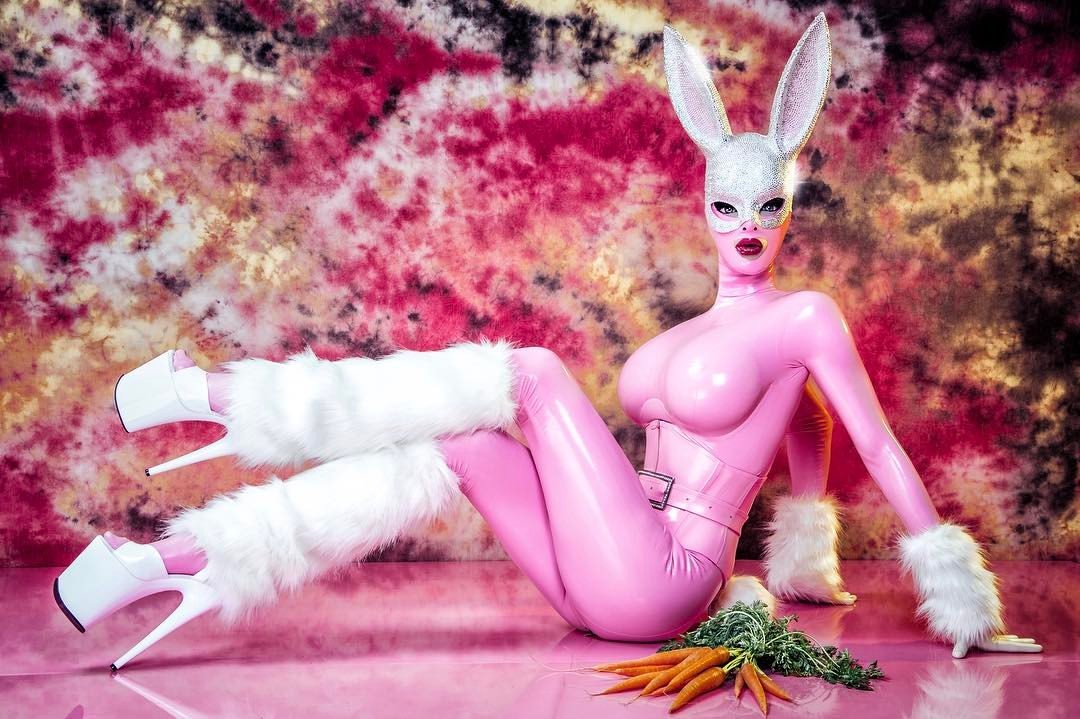 kyliemarilyn:The weekend is here and the hunt for kinky #latex bunnies has begun.