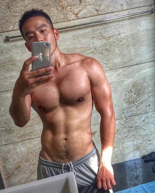 josephhuang1234: shortwildguy: asiaticos-hot-guys: Josephuang1234 今次終於有全露相 Omg