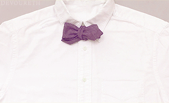 teachtheyoungtobewise:  yourresidentginger:  devoureth:  Gentlemen and women, take note. [x]  Who needs to take note when apparently there are magical, self-tying bowties.  Muggles. 
