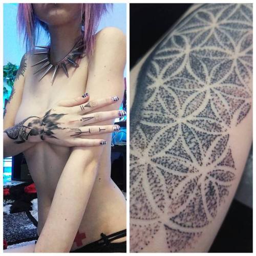 rottenmorgue:  QUick pic when i took mah wrapping off to wash itttwere basically going to start at my hands and work all the way up to my shoulder! Im giving the artist like 100% freedom to do whatever, so its gonna be a bunch of abstract stuff, linework,