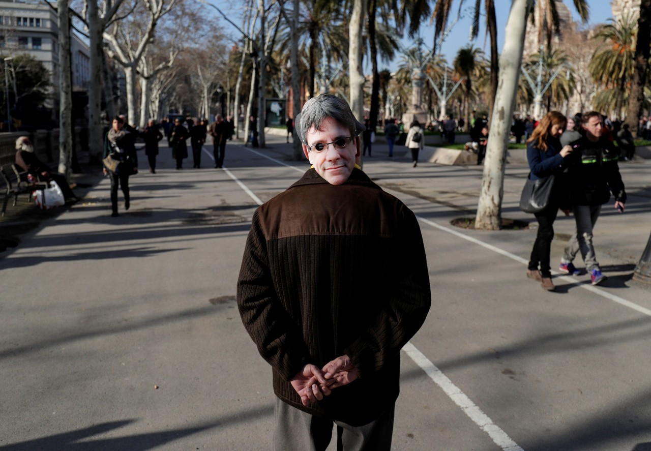 CARETAS. Carles Puigdemont ante el Palau de la Generalitat durante la marcha en la que miles de personas se han reunido en las inmediaciones del Parlament, a la hora en la que debía comenzar el pleno de la sesión de investidura, finalmente aplazado...